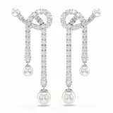 Par de aros colgantes con forma de nudo, engarzados con circonitas blancas y adornados con perlas de cristal blancas en los extremos.
