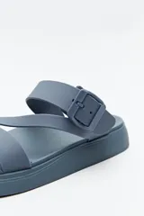 Sandalias bajas color rosa con triple tira sobre el empeine y hebilla a tono.