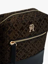 Cartera bandolera Tommy Hilfiger, color marrón con monograma de la marca en jacquard y base de cuero sintético negro. Tiene correa ajustable, compartimento principal con cierre y bolsillo externo con cierre.