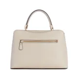 Bolso satchel color beige con textura saffiano, doble asa de mano y correa de hombro ajustable y removible. Tiene cierre superior, herrajes dorados y logo triangular de Guess al frente.