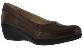 Zapato de cuero color marrón con detalle de costuras y logo en el lateral. Tiene base negra y taco chino.