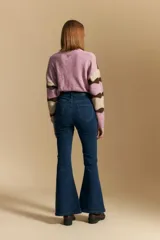 Jean oxford de tiro alto color azul oscuro, confeccionado en denim cotton spandex, con aberturas en los tobillos.