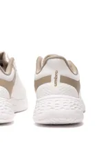 Championes deportivos Umbro modelo Rocky para mujer, color negro con suela blanca. Presentan capellada de malla transpirable y el logo Umbro en el lateral.