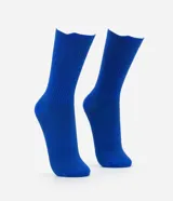 Medias deportivas de caña larga color azul, confeccionadas en poliamida con compresión.