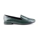 Zapato de vestir Usaflex, tipo mocasín, color negro con textura símil piel de serpiente.