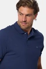 Remera polo de piqué lisa color rojo, con cuello en rib y botones personalizados.