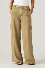 Pantalón cargo color arena, de corte amplio, con bolsillos laterales y cinturón con hebilla metálica.