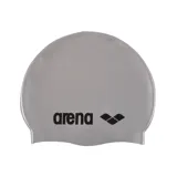 Gorra de natación de silicona de color gris claro, con el logo de la marca Arena en negro en el frente.