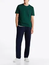 Remera verde de algodón con cuello redondo y bolsillo de parche en el pecho.