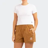 Short color marrón con cintura elástica, bolsillos laterales y logo de Converse en la pierna izquierda.