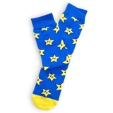Par de medias de caña media color azul con puño, talón y puntera en amarillo. Diseño con estrellas amarillas con ojos negros, inspiradas en el videojuego Mario Bros.