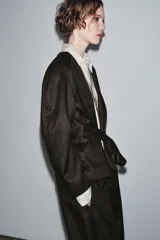 Kimono marrón con cuello redondo, manga larga y cinturón ajustable con lazadas. Confeccionado en hilatura de algodón y forro interior.