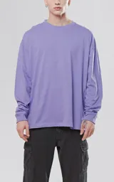 Remera manga larga lila con cuello redondo y puños de ribb al tono, calce regular.