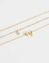 Collar corto dorado multicadena con dije de corazón y letra R.