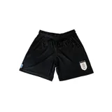 Short de fútbol negro con cintura elástica y cordón de ajuste. Escudo de la Asociación Uruguaya de Fútbol bordado en la pierna derecha y bandera de Uruguay bordada en la pierna izquierda.