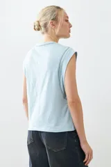 Musculosa verde agua con cuello redondo y sisas con detalle de vainillas.