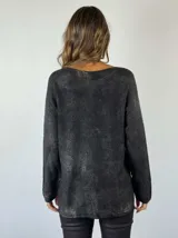 Sweater plateado de punto con brillo, de corte holgado y mangas largas.