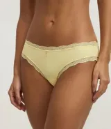 Kit de dos bombachas bikini de microfibra, una amarilla y otra blanca, con detalle de encaje en la cintura y en las sisas, colgante de figa y fruncido en la parte trasera.