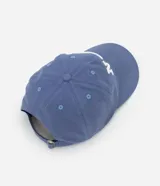 Gorra azul de sarga de algodón, con visera curva y estampa bordada de las letras NYC y la leyenda 'Est. 1992' en blanco.