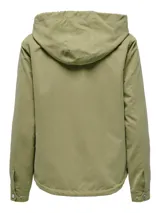 Chaqueta color verde oliva con capucha, cierre frontal con cremallera y botones a presión, bolsillos laterales con solapa y cordón ajustable en la cintura y en el ruedo.