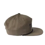 Gorro de visera Thrasher color verde oliva con logo bordado en negro y cordón decorativo negro.