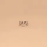 Anillo ancho de plata 925 con diseño de múltiples aros finos.