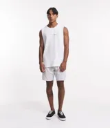 Bermuda casual de hombre, color blanco, confeccionada en tejido texturizado de algodón y poliéster. Presenta cintura elástica con cordón de ajuste, bolsillos laterales y un bolsillo trasero con solapa.