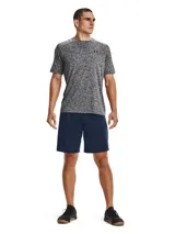 Short deportivo Under Armour Tech Mesh, color azul marino, de corte holgado y largo hasta la rodilla. Presenta un pequeño logo blanco en la pierna izquierda.