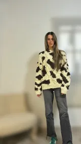Sweater de lana merino con cuello redondo y diseño con motivos geométricos en tonos azul, marrón, naranja, verde y beige.