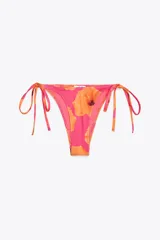Braguita de bikini tiro medio color rosa con estampado de flores naranjas y cintura ajustable con lazos.