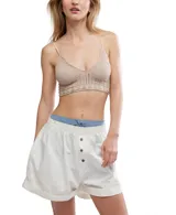 Bralette color beige de encaje con tirantes finos regulables y diseño seamless.