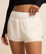 Bermuda deportiva de microfibra color blanco, corte runner con cintura elástica y forro interno.