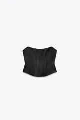 Top bustier negro de satén con escote corazón y hombros descubiertos. Cierre trasero con cremallera metálica.