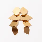 Aros colgantes dorados con piezas geométricas articuladas.