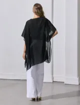 Poncho negro de gasa con apliques de brillos, marca Jessica Mc Clintock.
