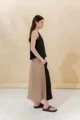 Musculosa rosa de lino con espalda de tejido circular y bordado a mano con técnica mixta.