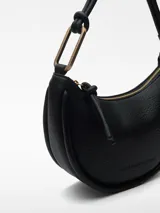 Bolso de hombro negro con textura granulada. Tiene un compartimento con cierre de cremallera, asa tubular con pieza metálica y logo grabado.