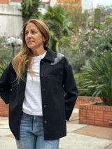 Camisa negra de lana con bordados en cuero en hombros y bolsillos.