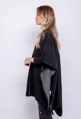 Poncho oversize sin mangas, color marrón, con diseño sencillo y texturizado.