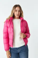 Campera puffer corta color fucsia, con cierre frontal y cuello alto.