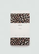 Calcetines largos con estampado de leopardo en tonos marrones y negros.