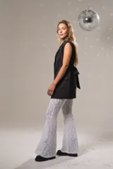 Chaleco largo negro de tela sastrera con doble fila de botones y lazo en la parte trasera.