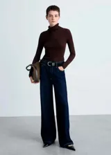 Jersey marrón de punto de canalé con cuello alto, tejido mezcla de lana y corte slim fit.