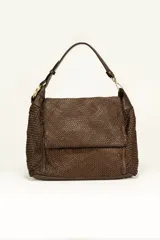 Cartera marrón de cuero trenzado, con solapa y correa de hombro ajustable.