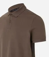 Remera polo de hombre, corte slim, color gris claro, confeccionada en tejido de media malla acanalada de algodón.