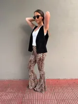 Chaleco negro de cuero con corte clásico y solapas.