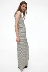 Pantalón de pierna amplia en tejido de punto acanalado a rayas. Modelo con cintura elástica y cordón ajustable.