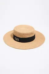Sombrero de paja con cinta negra y logo de la marca Bimba y Lola bordado.