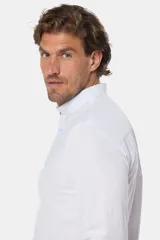 Camisa celeste a rayas de lino, con cuello mao y corte slim.