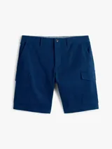 Bermuda Tommy Hilfiger de corte amplio, color azul marino, con múltiples bolsillos cargo y logo bordado en la parte trasera. Confeccionada en sarga de algodón elástico.